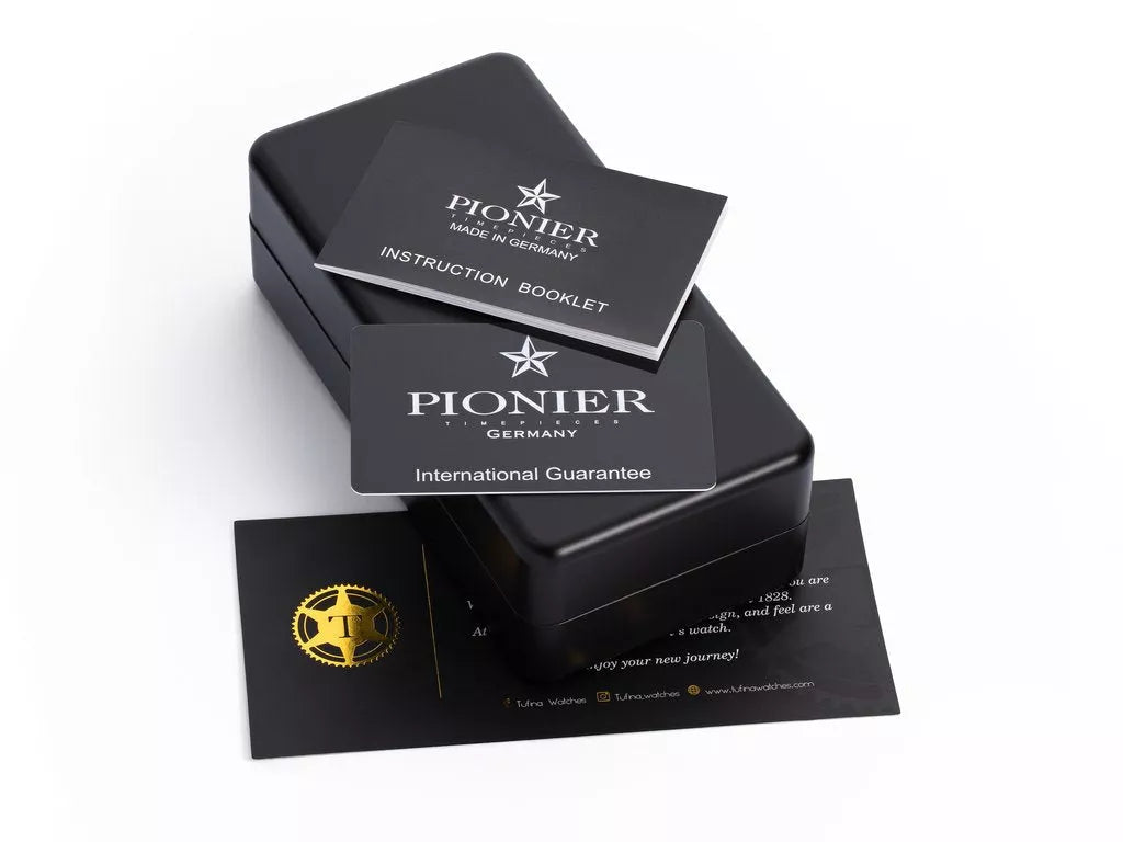 Original Pionier box, with booklet, guarantee, and thank you card.