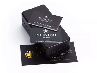 Instruction booklet by Pionier. International guarantee by Pionier. Greeting card by Tufina.